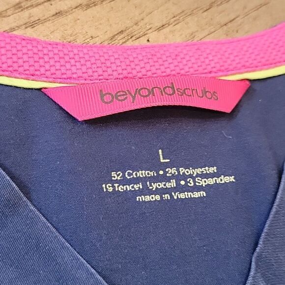 Navy scrub top size L Beyondscrubs - Picture 4 of 6